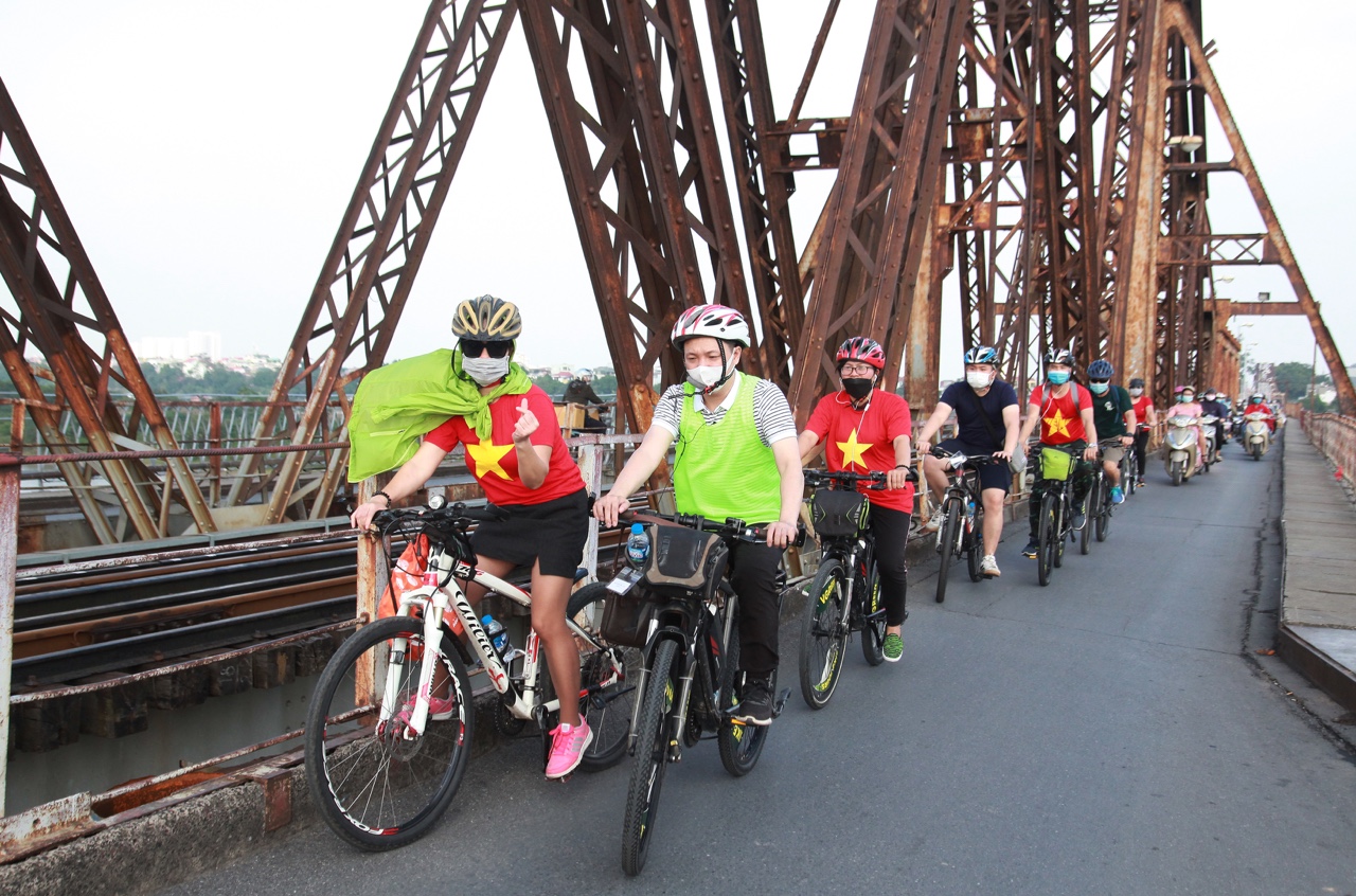 Du khách trải nghiệm xe đạp trên cầu Long Biên